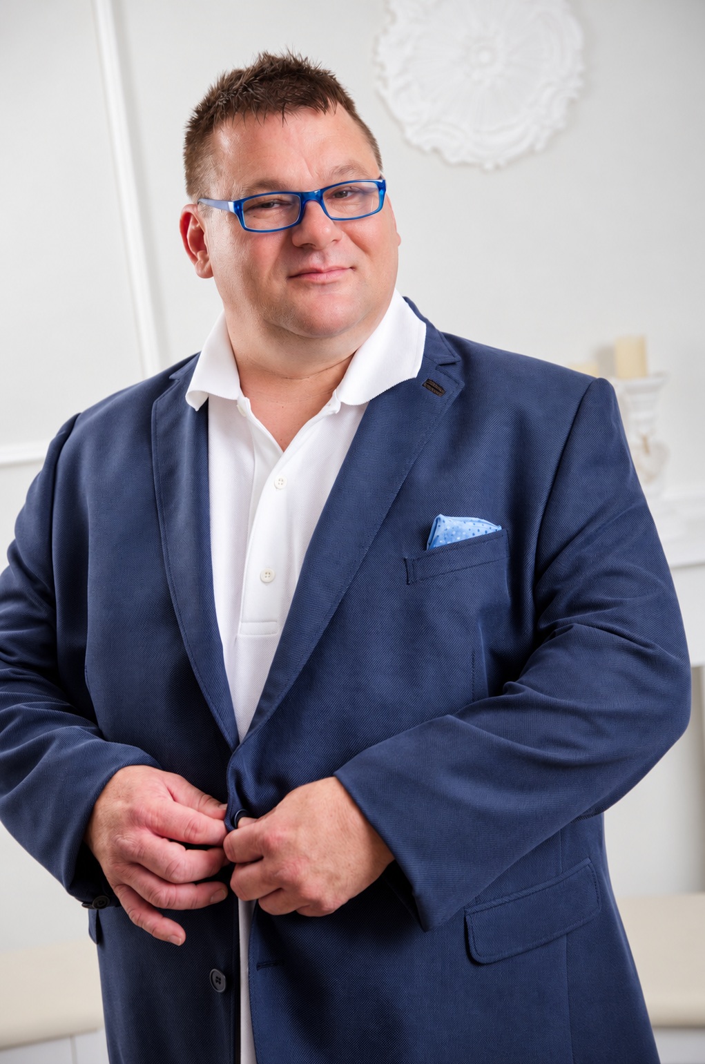 Model in blauem Sakko und weißem Poloshirt – BETEX Übergrößen Berlin