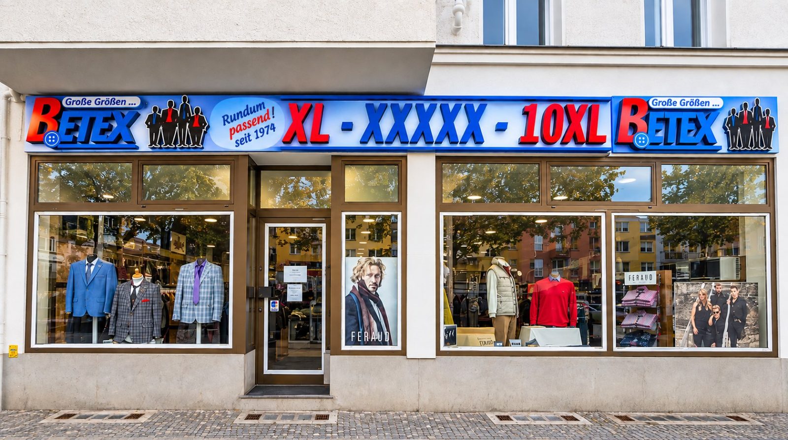 Die gesamte Fensterfront mit Tür und dem vollständigen BETEX-Leuchtschriftzug